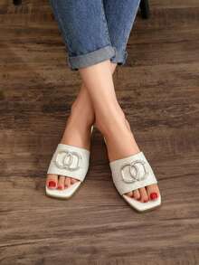 Sandalia plana para mujer con textura cocodrilo y doble hebilla metálica, punta cuadrada y tira sencilla. Cómoda y transpirable para primavera/verano, perfecta para uso diario, paseos, vacaciones y lucir un estilo moderno y elegante. - Blanco - Ver 3