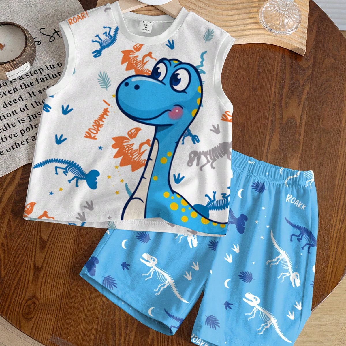 Set de 2 piezas de chaleco y pantalones cortos con cuello redondo para niños pequeños, estampado de dinosaurio todo sobre, estilo minimalista de rop