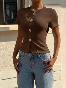 Muchica 女士纯色圆领金属装饰休闲百搭日常短袖T恤 - 巧克力棕 - 查看 3