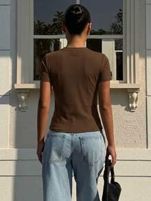 Muchica 女士纯色圆领金属装饰休闲百搭日常短袖T恤 - 巧克力棕 - 查看 2