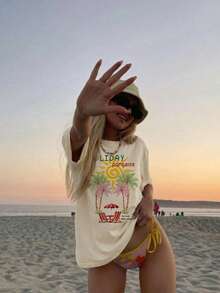 Aloruh 宽松T恤，饰有休闲棕榈树和法国里维埃拉图案，圆领短袖，宽松版型，适合夏季度假、海滩穿着。黄色夏季上衣，Y2K风格夏季服装，假日装扮，夏季女装，夏季度假装扮，夏季女装，夏季度假装扮，假日海滩装，女士度假服装。 - 杏色 - 查看 2