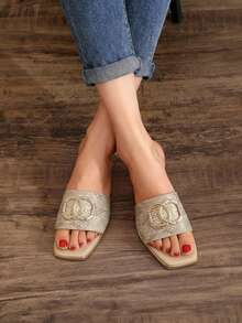 Sandalia plana para mujer con textura cocodrilo y doble hebilla metálica, punta cuadrada y tira sencilla. Cómoda y transpirable para primavera/verano, perfecta para uso diario, paseos, vacaciones y lucir un estilo moderno y elegante. - Beis - Ver 3