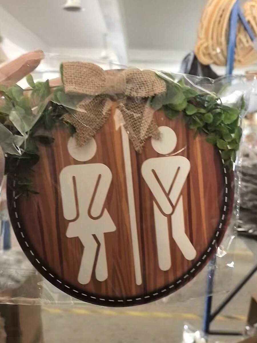 木制男女厕所标签，悬挂在农舍的墙上，与浴室装饰标志一起。 - 彩色 - 查看 1