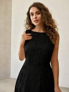 MOTF PREMIUM 女士加大码纹理优雅无袖刺绣中长连衣裙 - 黑色 - 查看 1