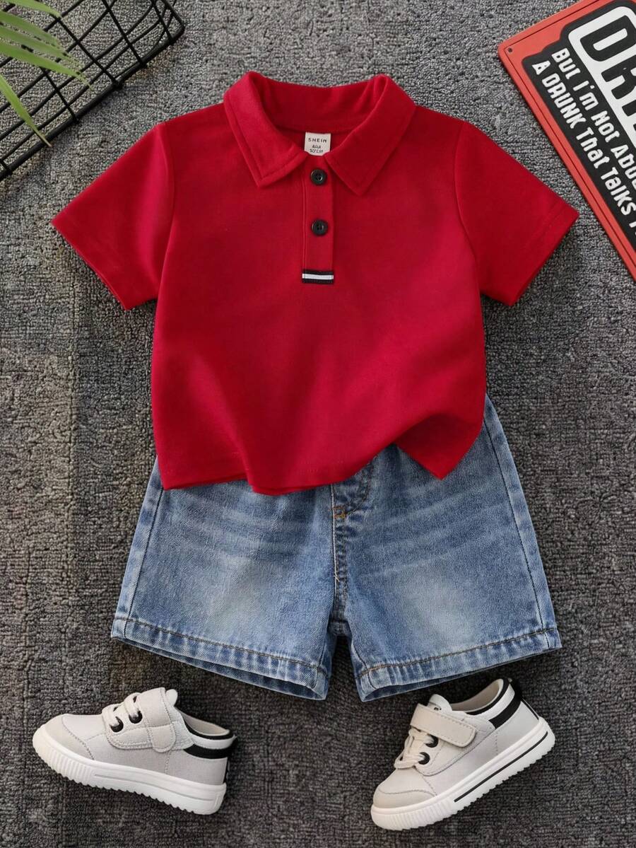 SHEIN 2件套男婴学院风休闲红色Polo衫和蓝色牛仔短裤套装，适合夏季生日派对、锐舞派对、晚宴、演出、婚礼、迎婴派对和一周岁生日庆祝活动。