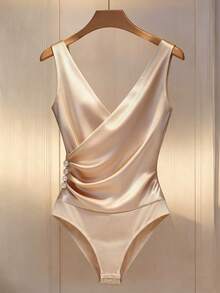 Franclia 时尚新款简约纯色亮面交叉V领褶皱装饰纽扣无袖修身显瘦优雅女士连体衣 - 杏色 - 查看 1