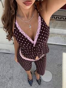 MainGRL 新款复古风棕粉色波点两件套，包含一件蕾丝边露背吊带背心和一条修身七分牛仔裤。这款可爱浪漫的女装套装，无论是休闲居家穿着还是日常街头造型，都是完美之选。套装包含一件波点印花蕾丝边露背吊带背心和一条七分裤。 - 棕色 - 查看 6