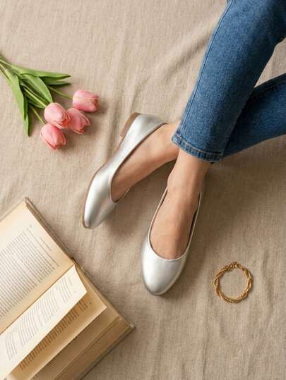 Balerinas blancas clásicas para mujer, sin cordones, con punta redonda, ideales para el trabajo o para caminar. Elegantes bailarinas de mujer perfectas para la oficina, en materiales charol o vinipiel, con suela cómoda ideales para el día a día