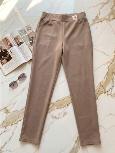 Pantalón semientubado para mujer, clásico, casual y elegante. Tela de algodón y poliéster, apto para cualquier temporada. Colores lisos sin estampados, pequeño parche decorativo en la cintura con figura de gato. Ajuste de cintura natural con resorte ligero, bolsillos funcionales. Fresco, ligero y cómodo.