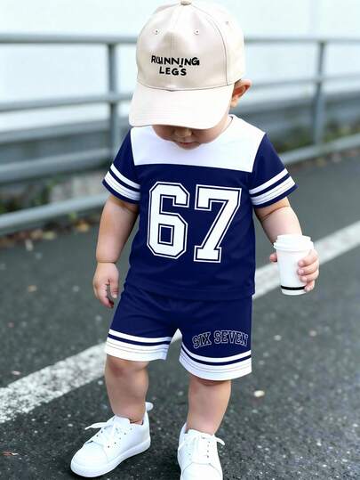 2 piezas Conjunto de niño, Estilo deportivo de moda Camiseta de manga corta con cuello redondo con estampado de rayas 67 SIX SEVEN emparejada con pantalones cortos azul marino con estampado simple en inglés, adecuado para salidas de verano