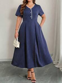 SHEIN Clasi 大码休闲条纹收腰连衣裙 夏季连衣裙 春季连衣裙 复活节连衣裙 女士优雅连衣裙 沙滩裙 沙滩装扮 婚礼宾客连衣裙 毕业礼服 母亲毕业装扮 女士优雅连衣裙 女士休闲连衣裙 女士度假装扮 女士假日装扮 女士沙滩度假装扮 蓝色连衣裙 女士连衣裙 优雅经典女士休闲连衣裙 女士正装 法式连衣裙 端庄连衣裙 长款 - 藍白色 - 查看 1
