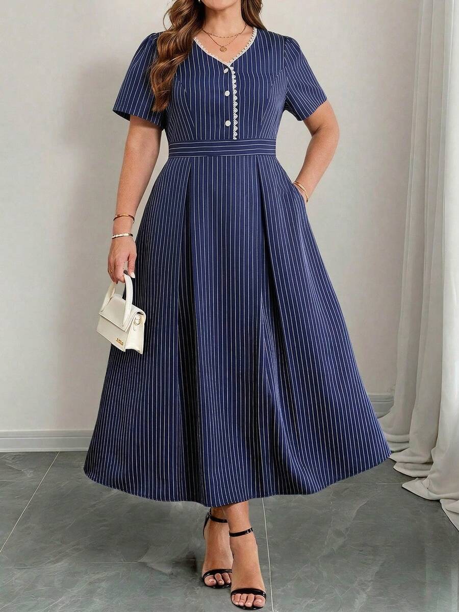 SHEIN Clasi 大码休闲条纹收腰连衣裙 夏季连衣裙 春季连衣裙 复活节连衣裙 女士优雅连衣裙 沙滩裙 沙滩装扮 婚礼宾客连衣裙 毕业礼服 母亲毕业装扮 女士优雅连衣裙 女士休闲连衣裙 女士度假装扮 女士假日装扮 女士沙滩度假装扮 蓝色连衣裙 女士连衣裙 优雅经典女士休闲连衣裙 女士正装 法式连衣裙 端庄连衣裙 长款 - 藍白色 - 查看 1