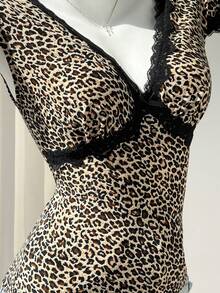 Elamini 棕色豹纹黑色蕾丝拼接蝴蝶结装饰V领泡泡袖修身T恤，甜美可爱休闲复古沙滩日常穿搭，适合春夏穿着 - 棕色 - 查看 7