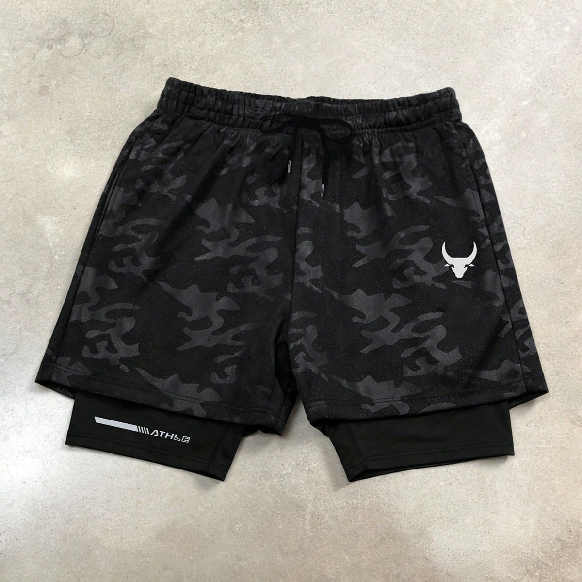 Pantalones cortos deportivos con cintura con cordón, de doble capa, con estampado de cabeza de toro de camuflaje para hombres, gimnasio