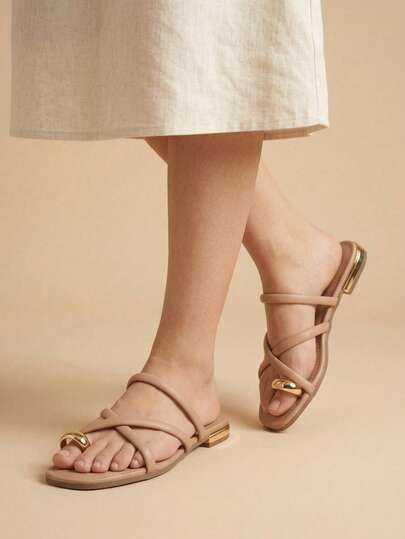 Sandalia de piso, sandalia con tiras, sandalia con anillo dorado, sandalia dedo, sandalia cómoda mujer, calzado femenino, sandalia casual, sandalia de verano