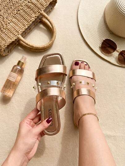 Sandalias Planas de Doble Tira para Mujer con Detalle Transparente y Tachuelas Doradas
