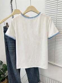 Resyla Camiseta de mujer de estilo vacacional con bordado de conchas, rayas de contraste y gráfico de peces de cuello redondo - Blanco - Ver 2