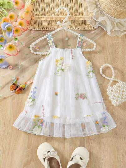 女婴立体花卉刺绣连衣裙，采用1层3D立体花卉网纱、1层纯色网纱和1层里布制成，层次丰富，可爱又舒适。