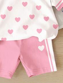 Bộ 2 món gồm áo thun ngắn tay cổ tròn in hình trái tim phối sọc tương phản và quần short đạp xe dành cho bé gái, thích hợp mặc hàng ngày vào mùa xuân/hè, phong cách đường phố, đi chơi, nghỉ mát, dự tiệc, đi học. Bộ quần áo bé gái in hình trái tim và quần short. - Nhiều màu - Xem 5