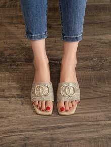 Sandalia plana para mujer con textura cocodrilo y doble hebilla metálica, punta cuadrada y tira sencilla. Cómoda y transpirable para primavera/verano, perfecta para uso diario, paseos, vacaciones y lucir un estilo moderno y elegante. - Beis - Ver 2