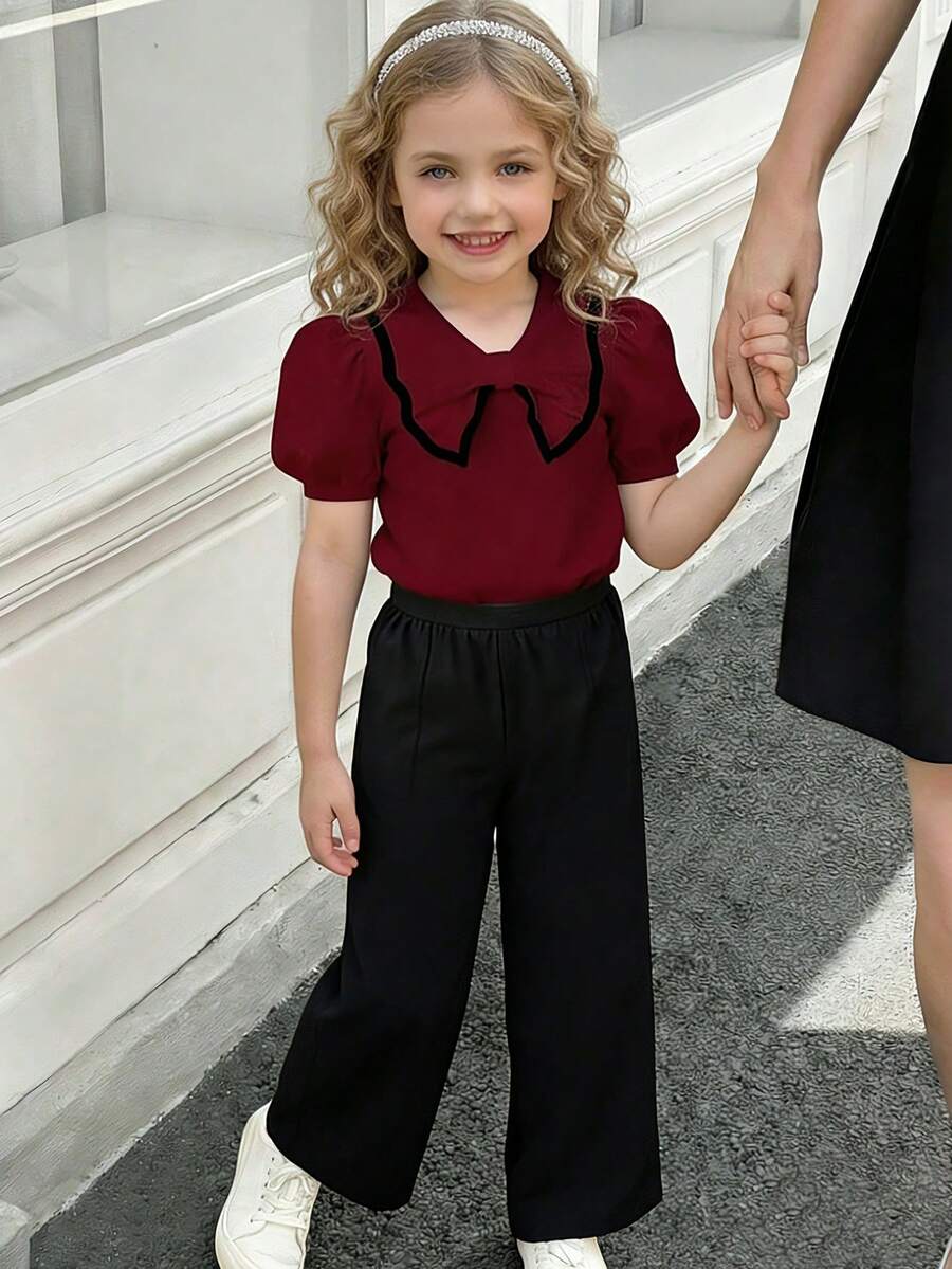 SHEIN Elladie kids 两件套女童套装,酒红色短袖上衣搭配黑色休闲短裤,蝴蝶结领,水滴形纽扣后背,喇叭裤,圆领,轻薄套头衫,适合上学、休闲、度假等多种场合。 - 酒紅色 - 查看 1