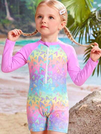 女童爱心图案长袖泳衣套装，含短裤，适合游泳、夏季度假和海滩穿着。