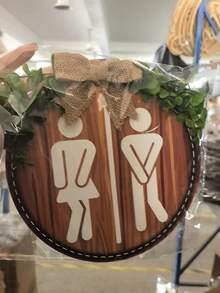 木制男女厕所标签，悬挂在农舍的墙上，与浴室装饰标志一起。 - 彩色 - 查看 6