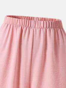 SHEIN 这是一套适合年轻女孩的两件套服装。它包括一件短款针织衫，领口呈斜裁设计；以及一条宽松的直筒裤，裤腰采用松紧带设计。这套服装非常适合女孩们在夏季的日常休闲时光或假期穿着。 - 粉色 - 查看 6