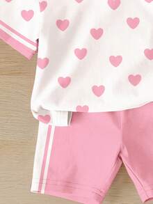 Bộ 2 món gồm áo thun ngắn tay cổ tròn in hình trái tim phối sọc tương phản và quần short đạp xe dành cho bé gái, thích hợp mặc hàng ngày vào mùa xuân/hè, phong cách đường phố, đi chơi, nghỉ mát, dự tiệc, đi học. Bộ quần áo bé gái in hình trái tim và quần short. - Nhiều màu - Xem 7
