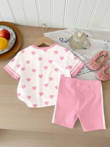 Bộ 2 món gồm áo thun ngắn tay cổ tròn in hình trái tim phối sọc tương phản và quần short đạp xe dành cho bé gái, thích hợp mặc hàng ngày vào mùa xuân/hè, phong cách đường phố, đi chơi, nghỉ mát, dự tiệc, đi học. Bộ quần áo bé gái in hình trái tim và quần short. - Nhiều màu - Xem 2