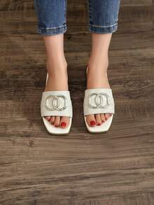 Sandalia plana para mujer con textura cocodrilo y doble hebilla metálica, punta cuadrada y tira sencilla. Cómoda y transpirable para primavera/verano, perfecta para uso diario, paseos, vacaciones y lucir un estilo moderno y elegante. - Blanco - Ver 2