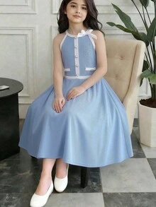 Elladie kids 这款清新校园风露背针织连衣裙，采用柔软弹力的针织面料制成，领口饰有精致纽扣，A字廓形搭配白色滚边，休闲优雅的设计，适合春夏周末、亲子约会和儿童派对穿着。 - 藍色 - 查看 4