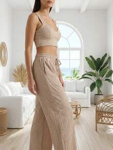 Conjunto de dos piezas de mujer, crop top de tirantes y pantalón largo corte recto pierna ancha fluida tejido ligero , tela texturizada, ajuste cómodo, ideal para looks casuales, playa, vacaciones y outfits relajados día noche casual, urbano, jardín primavera verano - Mocha - Ver 2