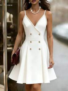 Ellegaria. 白色缎面珍珠装饰吊带V领连衣裙，双排扣腰部褶裥A字迷你裙，优雅派对鸡尾酒礼服，修身吊带连衣裙，法式别致光泽设计小众正式礼服 - 白色 - 查看 3