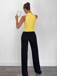 Siren Gaze 女士无袖立领金属装饰上衣，通勤及度假休闲衬衫 - 芥末黃 - 查看 2