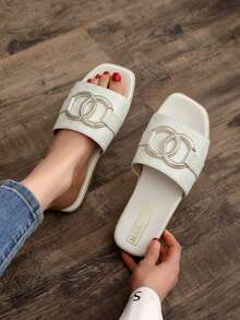 Sandalia plana para mujer con textura cocodrilo y doble hebilla metálica, punta cuadrada y tira sencilla. Cómoda y transpirable para primavera/verano, perfecta para uso diario, paseos, vacaciones y lucir un estilo moderno y elegante. - Blanco - Ver 1