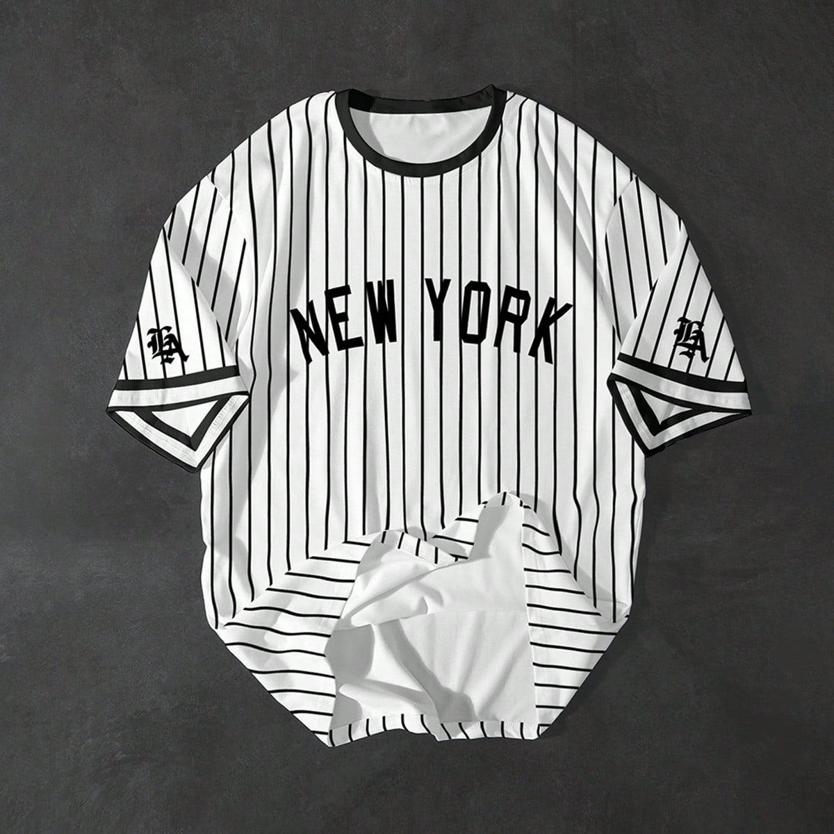 Camiseta de manga corta con cuello redondo y estampado de letras y rayas para hombres de talla grande