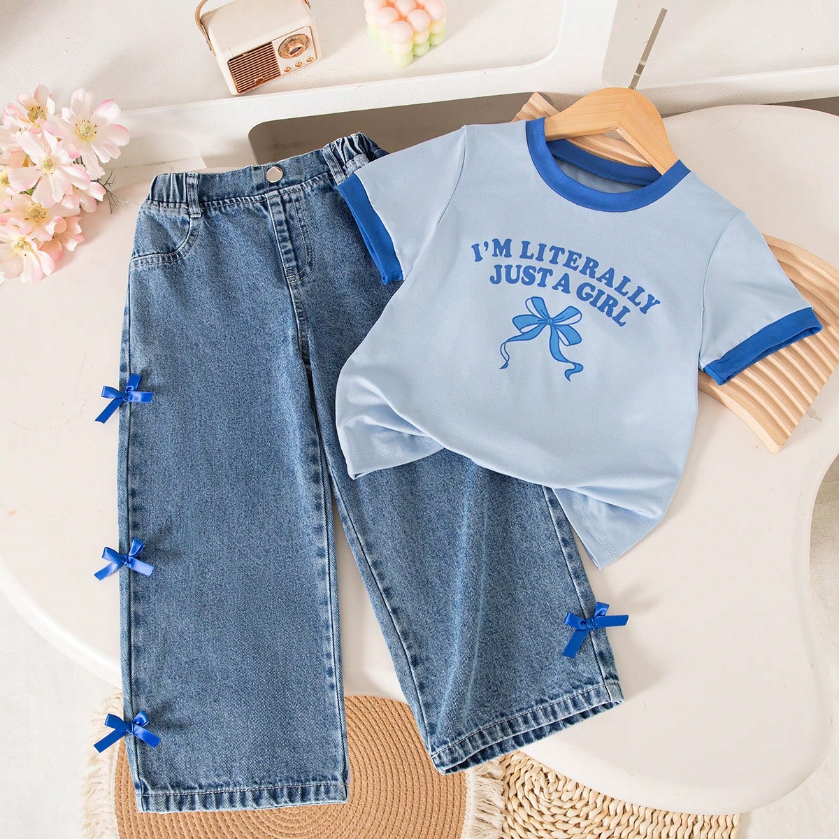 Conjunto informal de verano para niña con camiseta de manga corta con estampado de lazo y letras en inglés, y pantalones rectos de cintura elástica