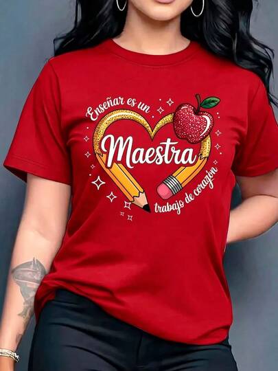 Playera estampada con la palabra Maestra en el centro y alrededor un lápiz en forma de corazón, una manzana y una frase en la parte de arriba y abajo Enseñar es un trabajo de corazón, diseño estampado, playera colorida, moderna, casual, cuello redondo, manga corta, ideal para llevarla a la escuela o al trabajo, holgada, a la moda, para uso diario.
