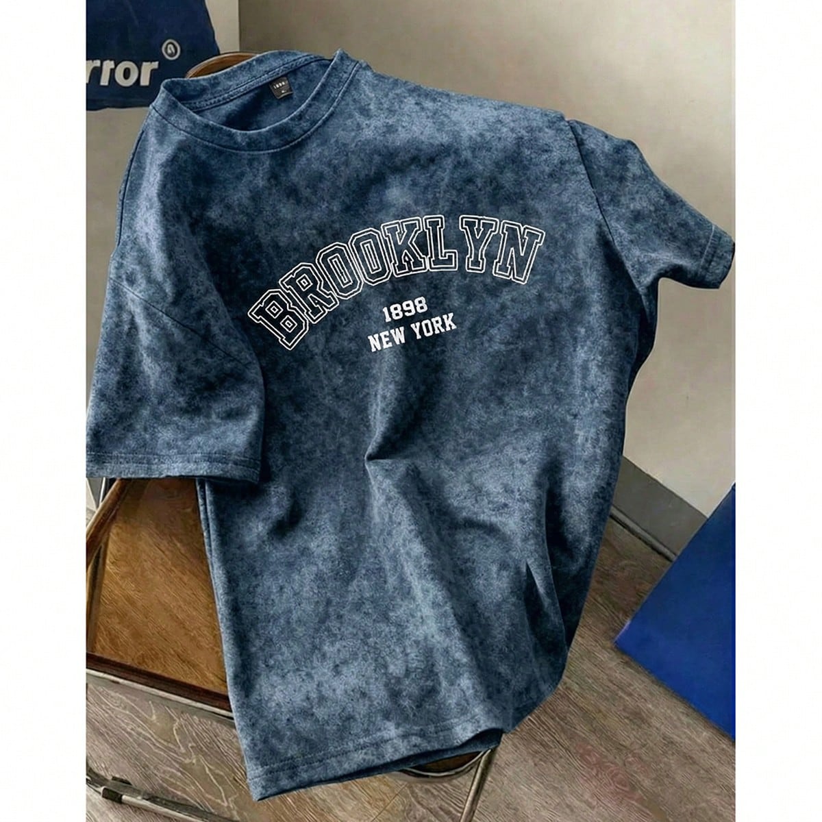 Camiseta de manga corta de algodón al 60% lavada en azul para hombres