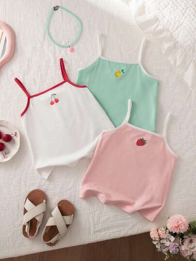 3件套女童水果刺绣撞色吊带背心套装，包含粉色草莓、白色樱桃和浅蓝色柠檬款式，采用柔软的细肩带设计，撞色滚边和水果刺绣，由柔软的棉质面料制成，适合夏季外出、休闲穿着和叠穿。