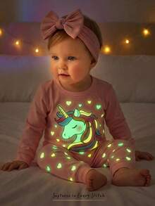 Cozy Pixies Conjunto de pijama ajustado para niña, con diseño lindo de animales de dibujos animados y unicornio que brilla en la oscuridad, top de cuello redondo de punto suave de manga corta y leggings de cintura elástica, conjunto de 2 piezas. Este producto requiere exposición a luz UV para brillar. - Rosa Pálido - Ver 11