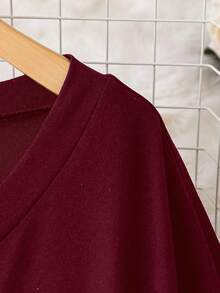 SHEIN CURVE+ 大码休闲简约V领宽松针织T恤裙 - 酒紅色 - 查看 3