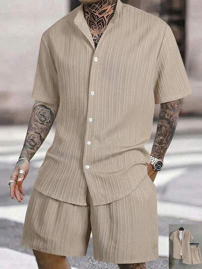 Surfspeed Bộ đồ đi biển dành cho nam giới, gồm áo sơ mi ngắn tay màu trơn cài một hàng khuy và quần short cạp chun có dây rút.