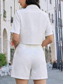 Set conjunto 2 piezas para mujer, short y blusa manga corta, botonadura frontal, diseño fresco y ligero, ideal para outfits casuales, vacaciones, playa y actividades al aire libre tejido ligero camisa botones cuello camisero short pierna recta día noche casual, urbano, jardín primavera verano día noche fiesta evento calle diario - Blanco - Ver 3