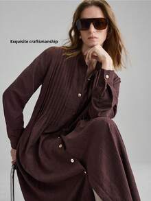 Ontre 2026SS Vestido largo de mujer de tela rígida sin estiramiento en color café oscuro y marrón, con diseño de rayas en la parte delantera, cuello redondo pequeño, cuello alto pequeño, ajuste relajado, doble solapa, decoración de botón de metal, serie de mujeres minimalista cómoda para negocios urbanos modernos y viajes en avión - Marrón - Ver 3