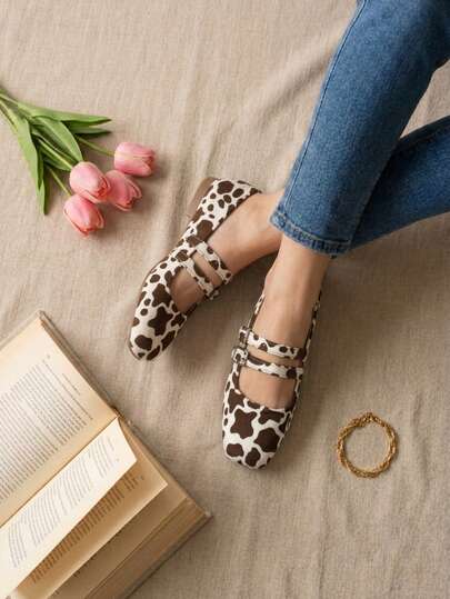 Balerinas estilo Mary Jane con estampado de vaca para mujer, de gamuza con doble hebilla y punta redonda. Elegantes bailarinas Mary Jane con estampado de vaca para mujer, cómodas y con doble hebilla perfectas para el día a día o para looks casuales en oficina
