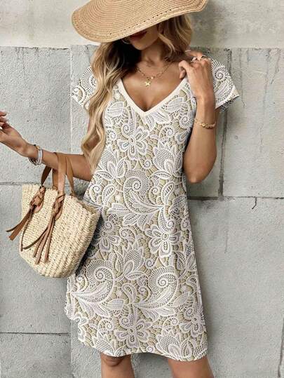 Đầm nữ họa tiết hoa giả, kiểu dáng thoải mái, phối màu tương phản, thích hợp mặc hàng ngày vào mùa xuân/hè.