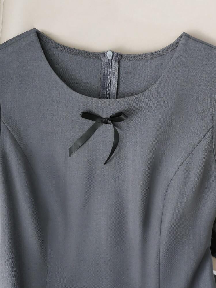 GlowEve Vestido corto de mujer de color gris sólido, sin mangas, cuello redondo y bajo plisado - Gris - Añade 5
