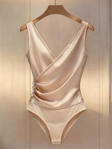 Franclia 时尚新款简约纯色亮面交叉V领褶皱装饰纽扣无袖修身显瘦优雅女士连体衣 - 杏色 - 查看 4